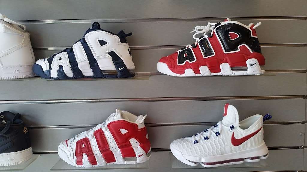 Foot Locker | 1565 Flatbush Ave #1, Brooklyn, NY 11210 | Phone: (718) 421-1758