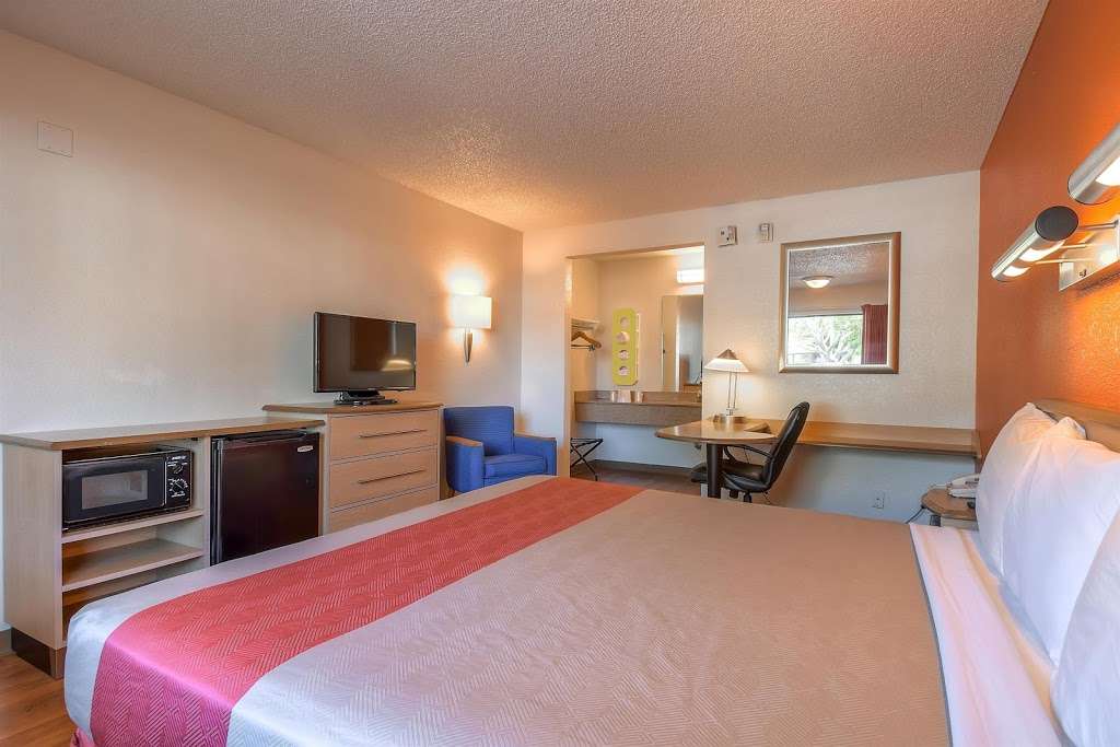 Motel 6 Carlsbad East CA | 6117 Paseo Del Norte, Carlsbad, CA 92011, USA | Phone: (760) 438-1242