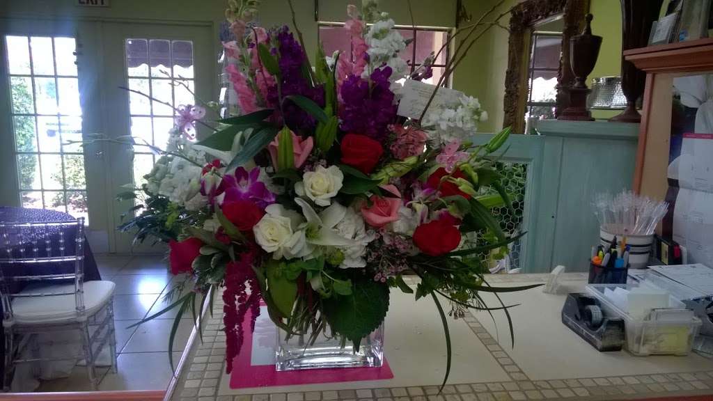 Country Club Flower Shop | 820 W Lake Mary Blvd #101, Sanford, FL 32773, USA | Phone: (407) 328-9899