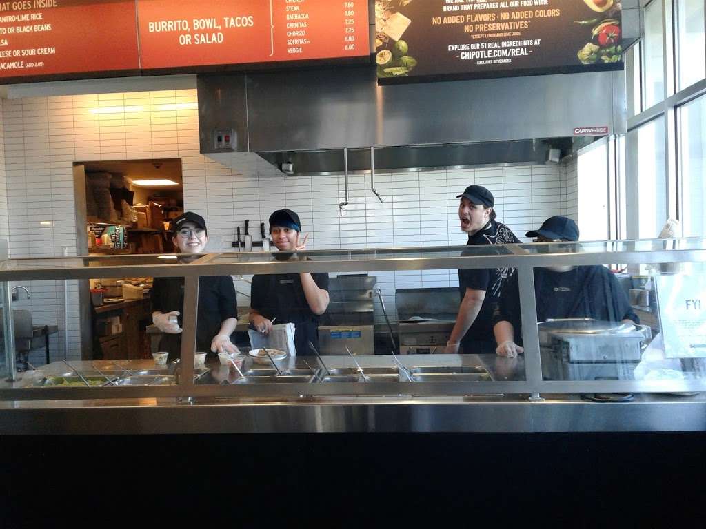 Chipotle Mexican Grill | 371 Putnam Pike, Smithfield, RI 02917, USA | Phone: (401) 233-6701