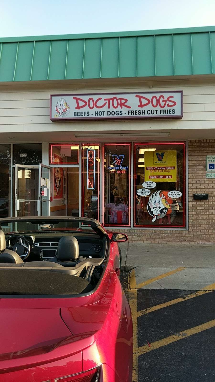 Doctor Dogs | 253 E Irving Park Rd, Roselle, IL 60172, USA | Phone: (630) 980-5200