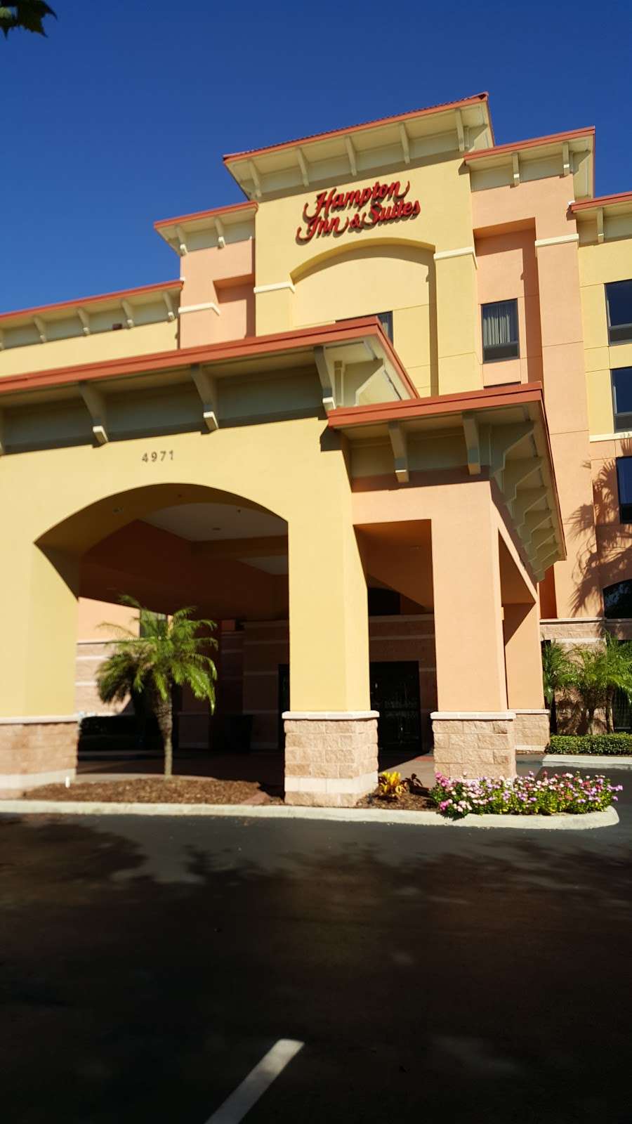 Hampton Inn & Suites Orlando-South Lake Buena Vista | 4971 Calypso Cay Way, Kissimmee, FL 34746, USA | Phone: (407) 396-8700