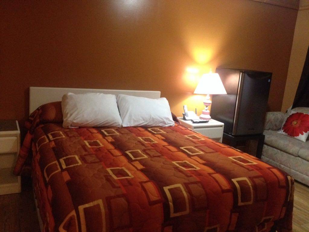 Leisure Motel | 1425 Division Rd, Windsor, ON N8W 5W9, Canada | Phone: (519) 969-1060