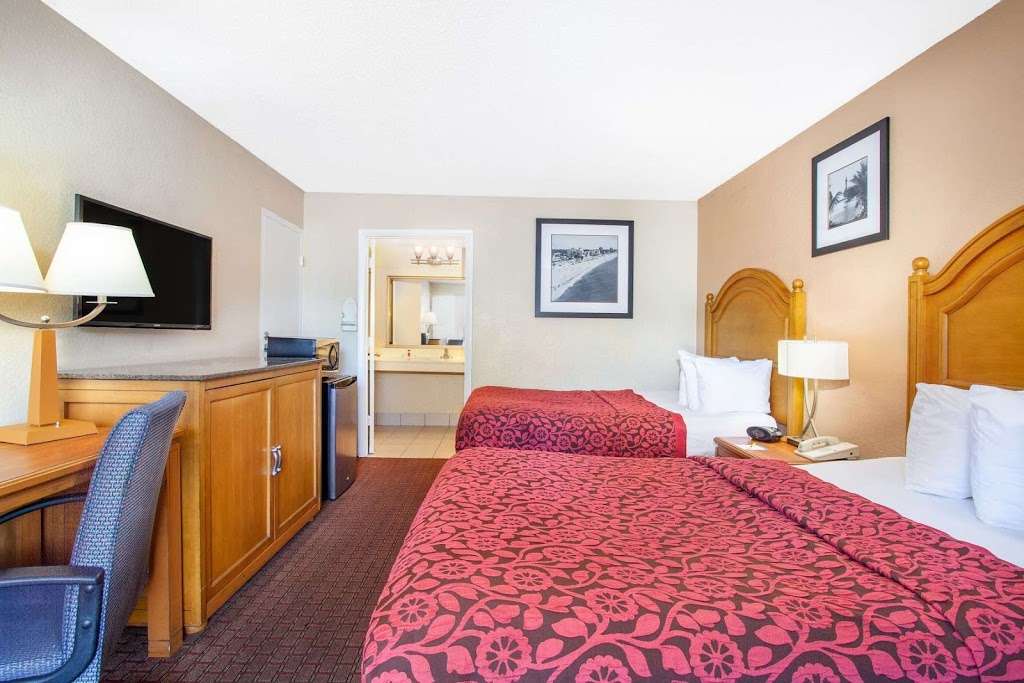 Days Inn by Wyndham Orlando Downtown | 3300 S Orange Blossom Trail, Orlando, FL 32839, USA | Phone: (407) 422-4521