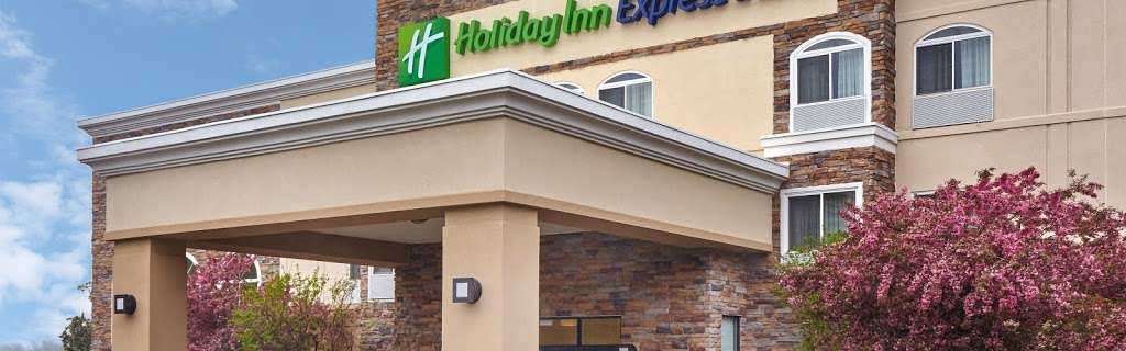 Holiday Inn Express & Suites Chicago-Libertyville | 77 Buckley Rd, Libertyville, IL 60048 | Phone: (847) 549-7878