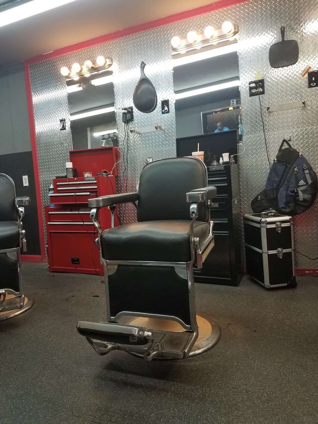 KUTT MUUR BARBERSHOP | 755 Enrique M. Barrera Pkwy, San Antonio, TX 78237, USA | Phone: (832) 359-5144