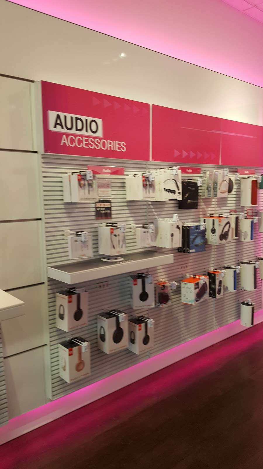 T-Mobile | 136 Waterfront St M1 & M2, Oxon Hill, MD 20745, USA | Phone: (301) 567-0262