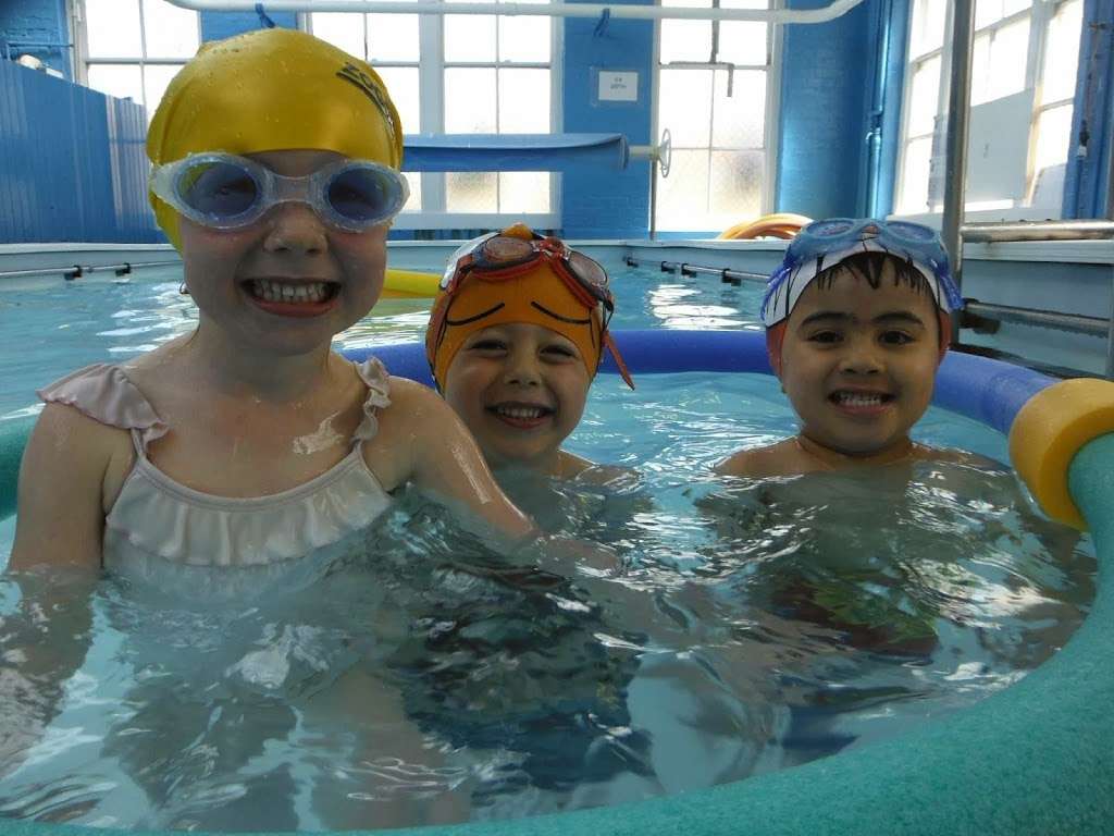 Blue Wave Swim School | 128 Astonville St, London SW18 5AG, UK | Phone: 020 8090 1415