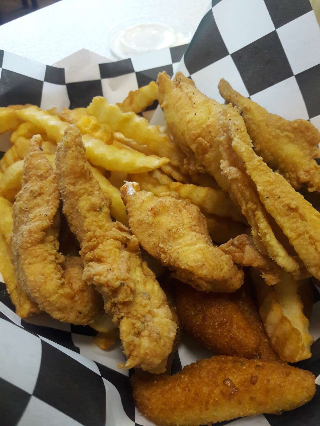 Dixies Fish & Chicken | 24 W D St, Newton, NC 28658 | Phone: (828) 994-4894