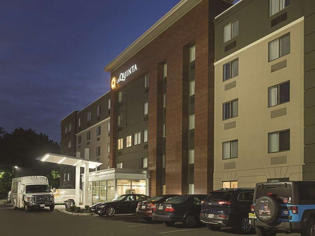 La Quinta Inn & Suites Baltimore BWI Airport | 1734 W Nursery Rd, Linthicum Heights, MD 21090, USA | Phone: (410) 859-2333