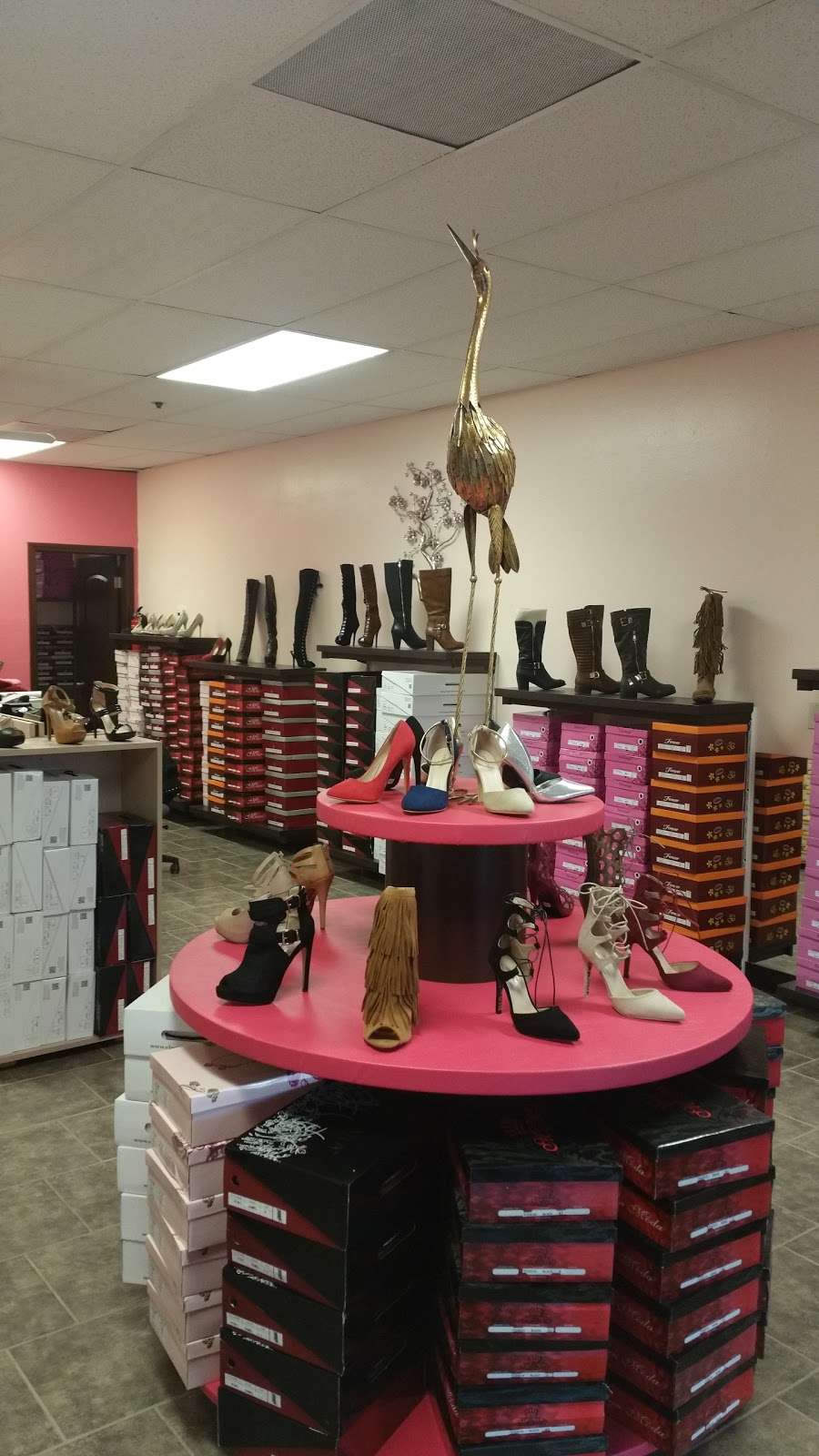 ELEGANTE SHOETIQUE | 2818 W Rialto Ave, Rialto, CA 92376, USA