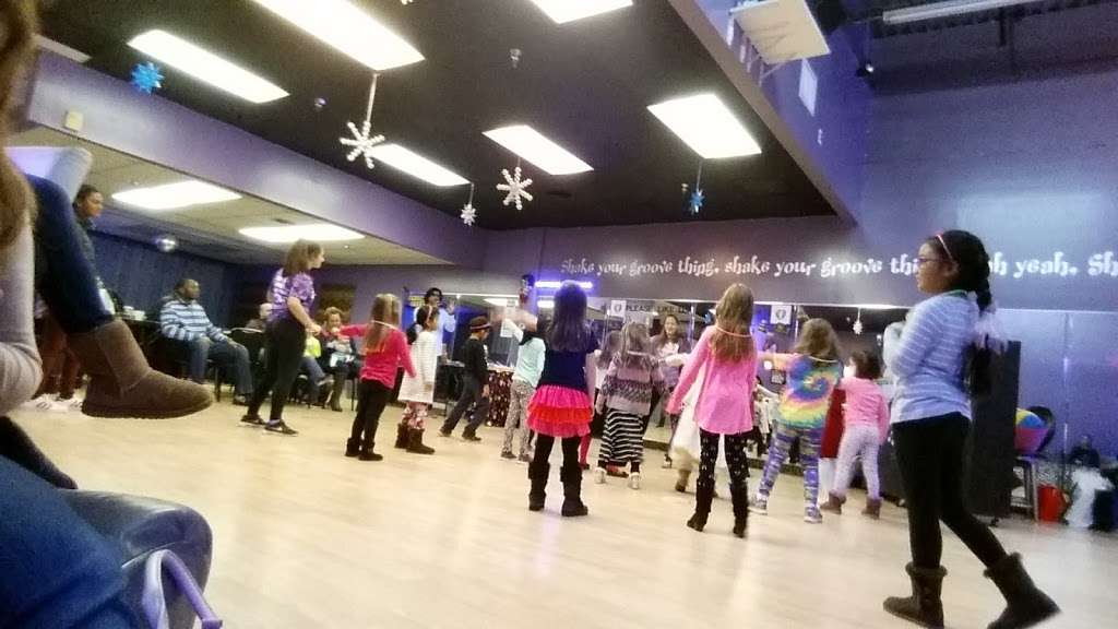 Betsy Fischers Groove Lounge | 701 Cooper Rd #3, Voorhees Township, NJ 08043, USA | Phone: (856) 504-3913