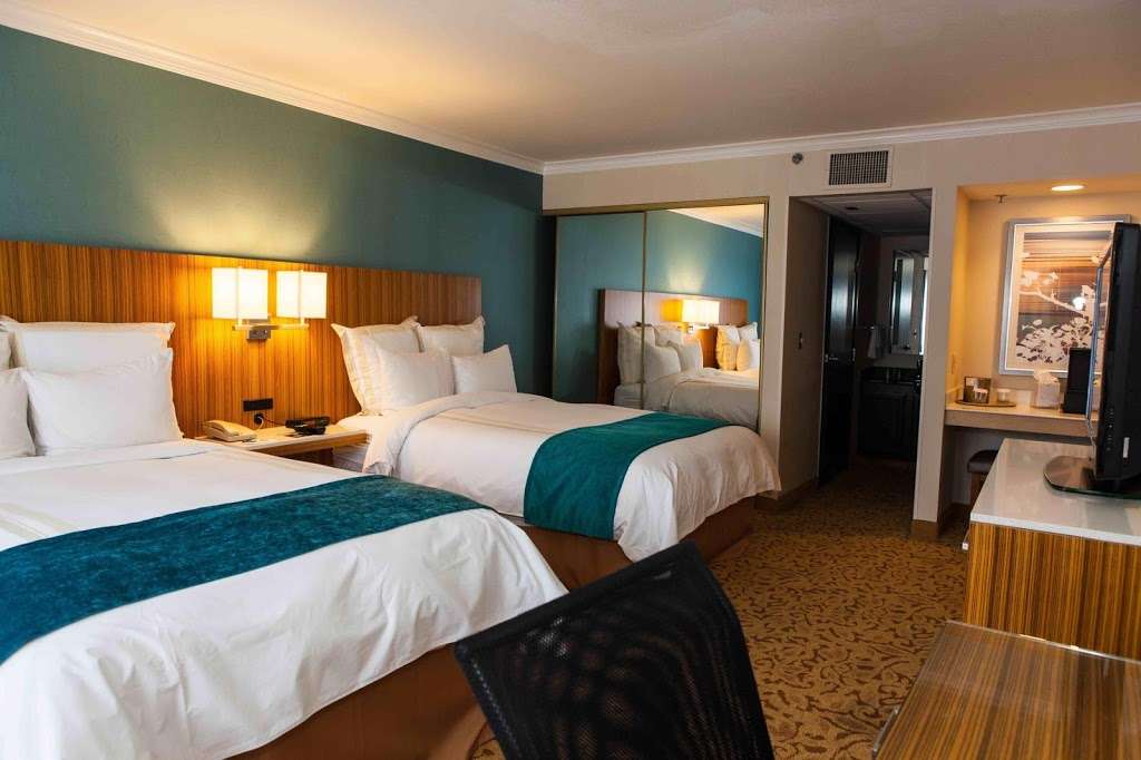 Ontario Gateway Hotel | 2200 E Holt Blvd, Ontario, CA 91761, USA | Phone: (909) 975-5000