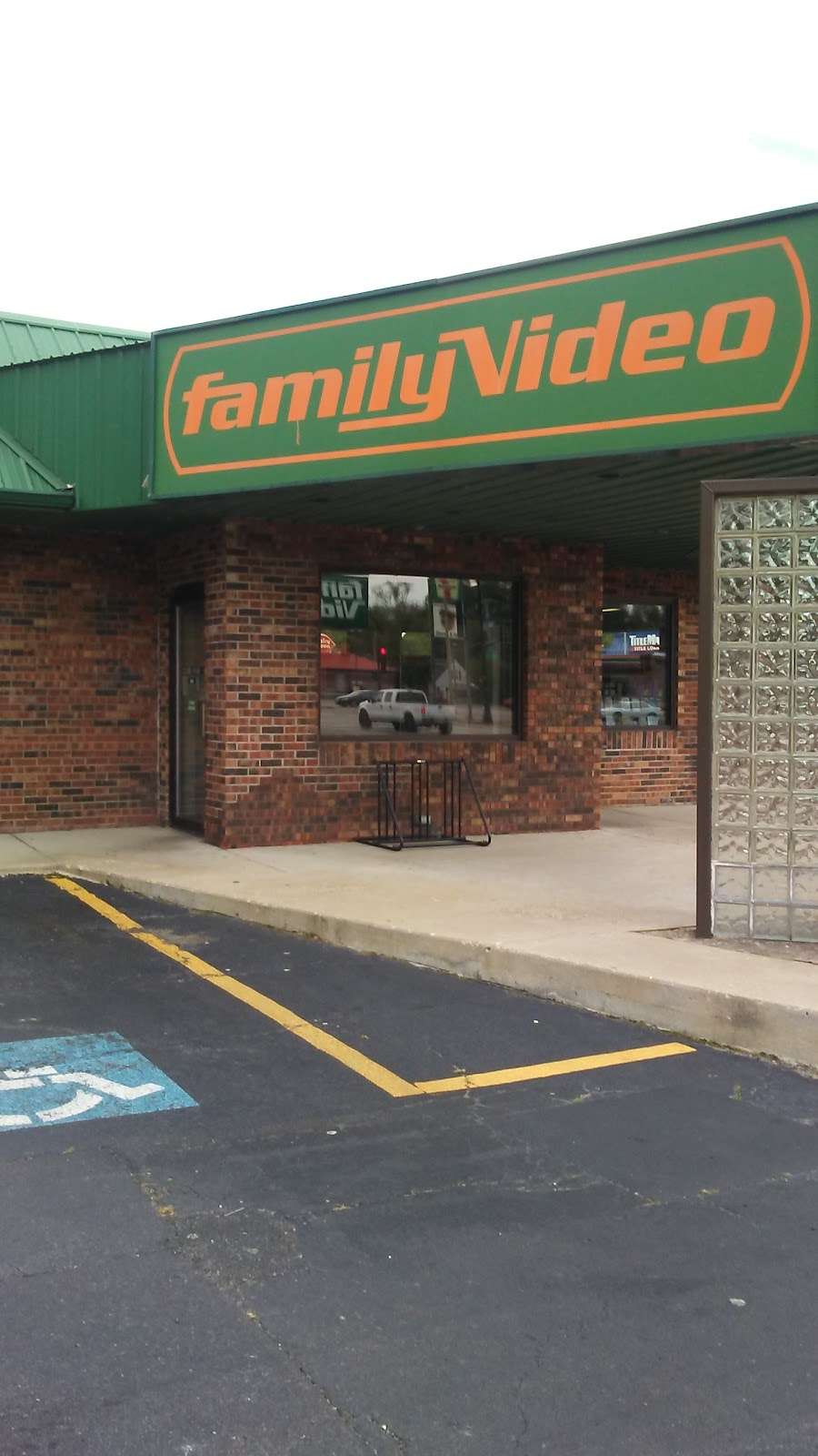 Family Video | 724 W Rollins Rd, Round Lake Beach, IL 60073, USA | Phone: (847) 740-3616