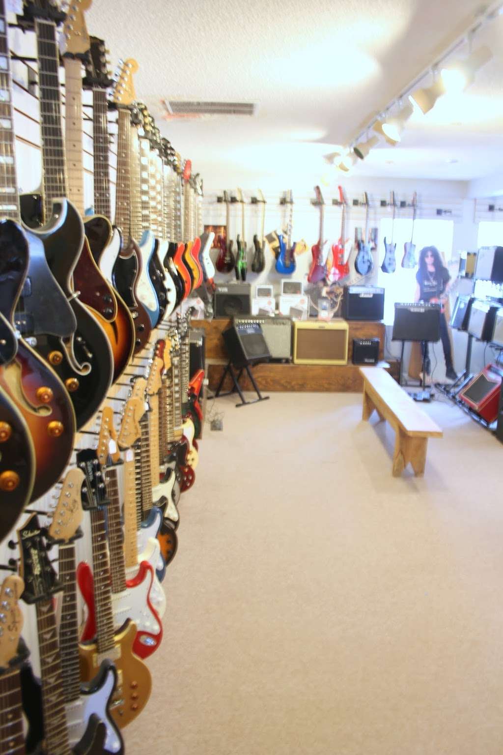 Bentley Guitar Studios | 7, Main St, Parkville, MO 64152, USA | Phone: (816) 746-9772