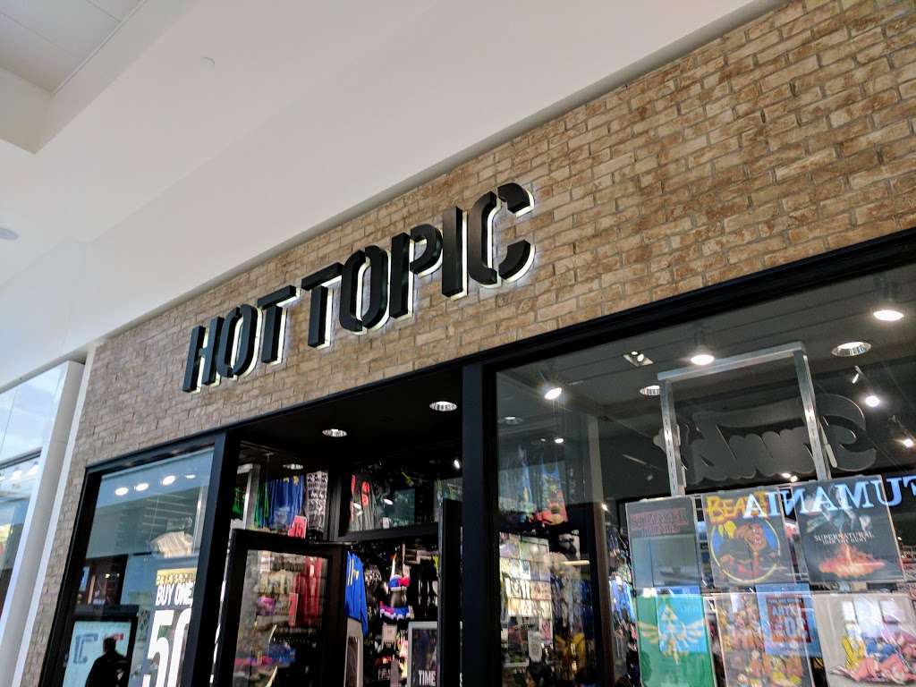 Hot Topic | 5220 Fashion Outlets Way #1217, Rosemont, IL 60018, USA | Phone: (847) 678-7917