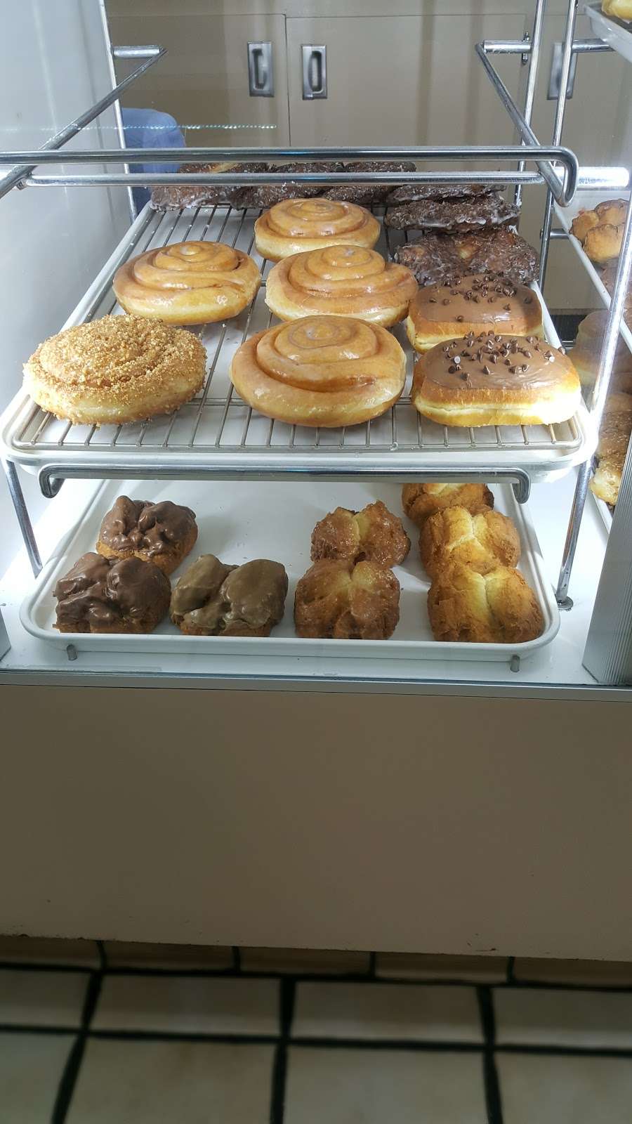 Deys Doughnuts & Croissants | 1190 N Studebaker Rd unit c, Long Beach, CA 90815, USA | Phone: (562) 430-2877