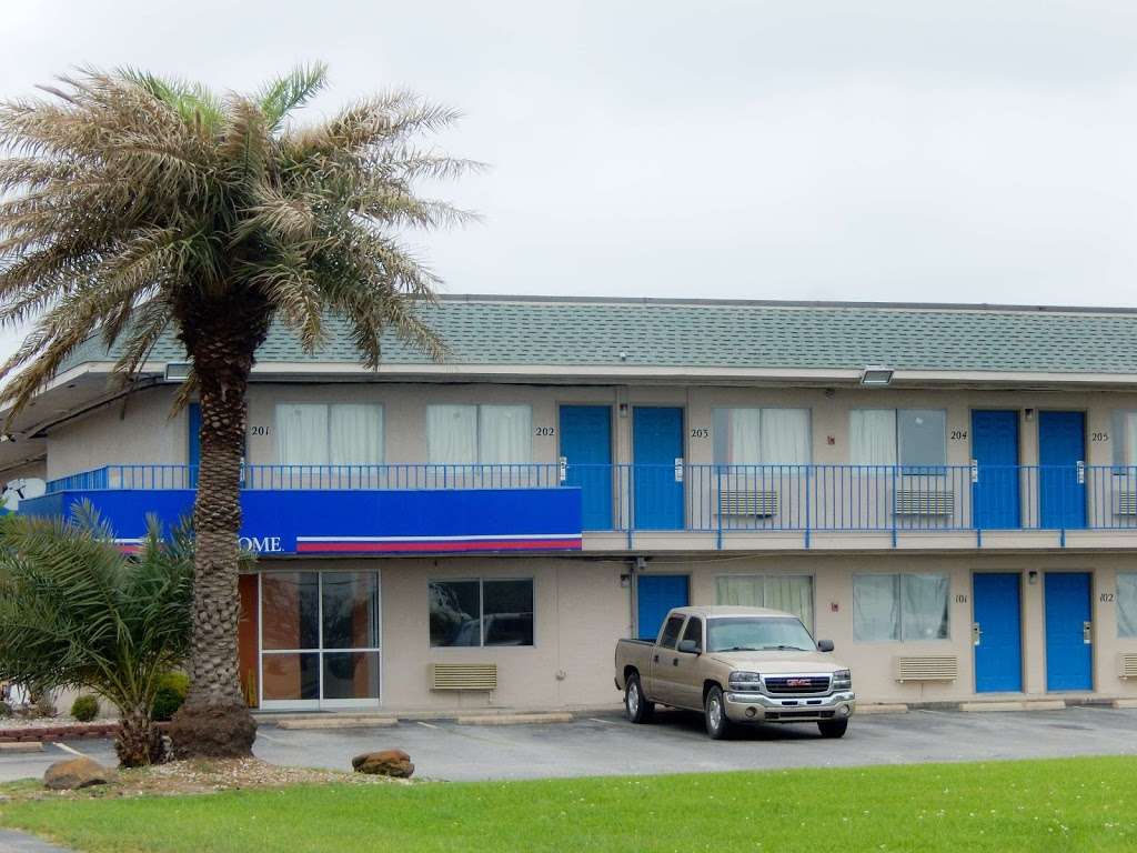 Motel 6 Clute TX | 1000 TX-332, Clute, TX 77531, USA | Phone: (979) 265-4764