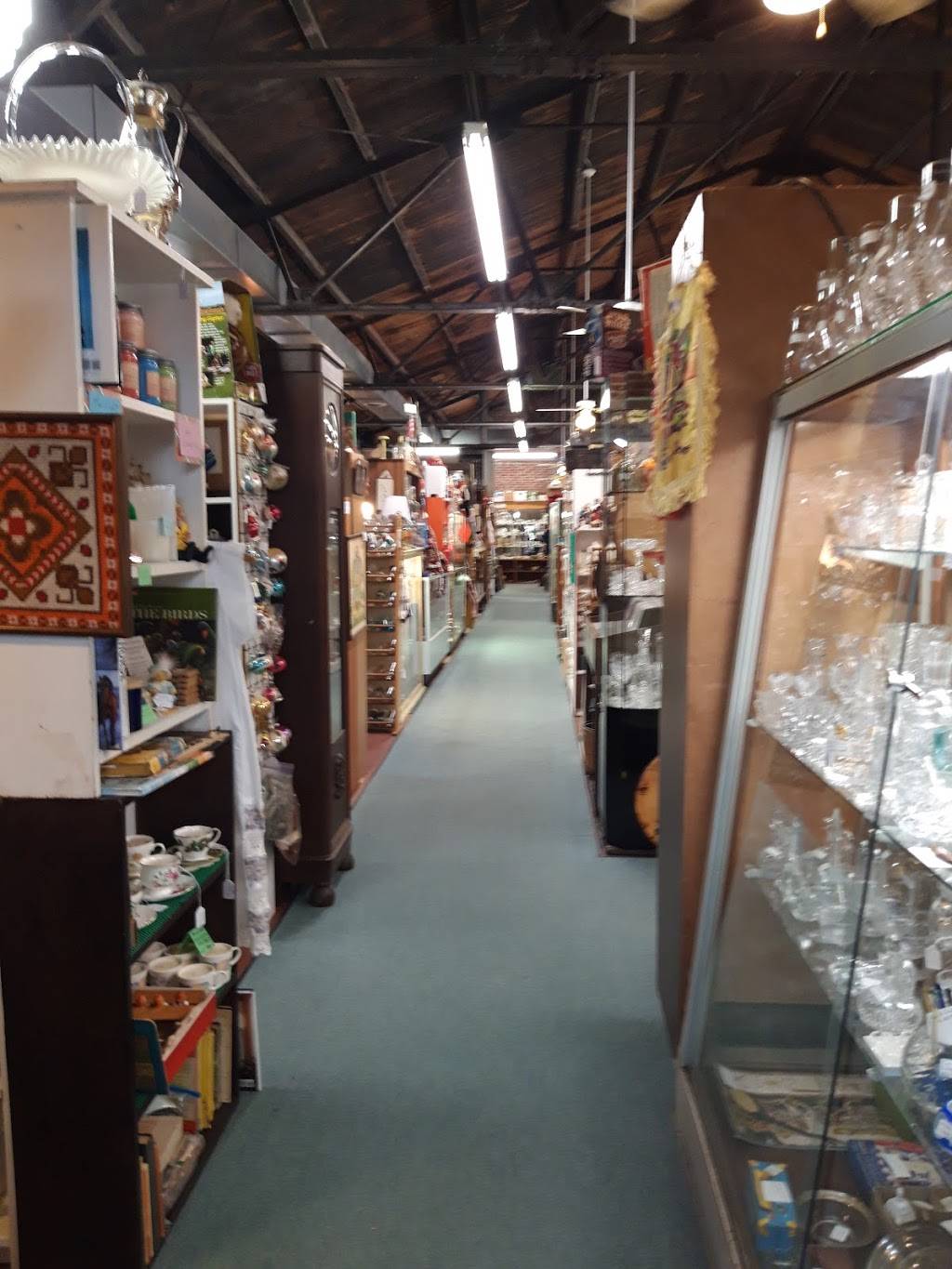 Berkeley Springs Antique Mall | 7 Fairfax St, Berkeley Springs, WV 25411 | Phone: (304) 258-5676