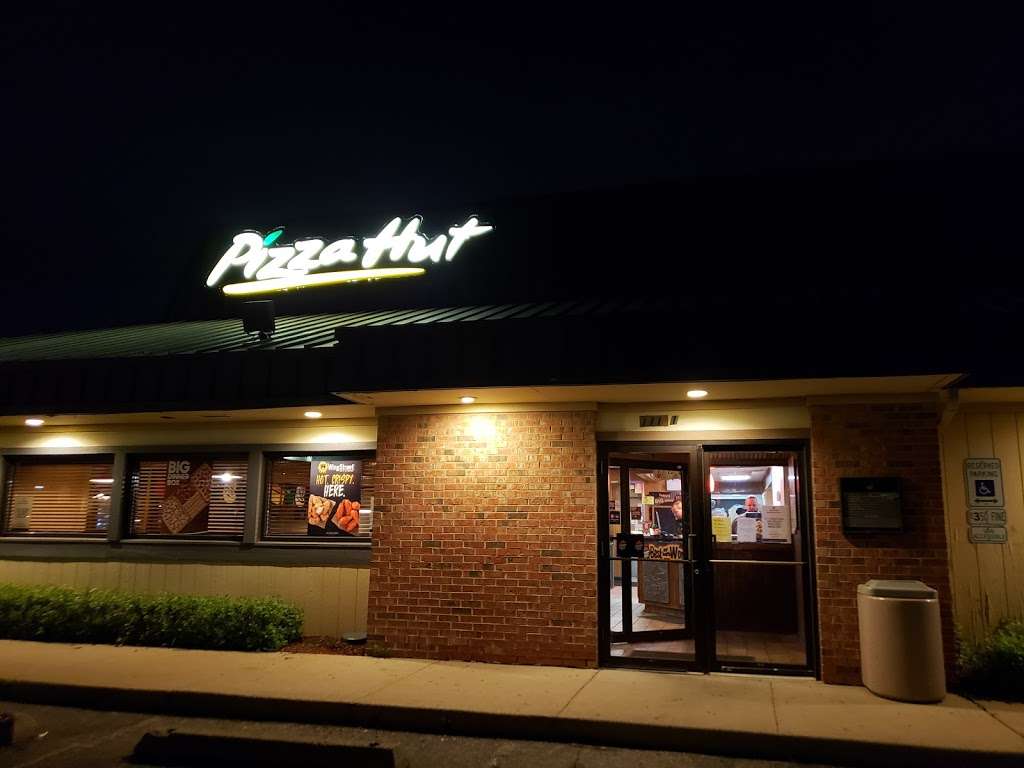 Pizza Hut | 11101 SW Hwy, Palos Hills, IL 60465, USA | Phone: (708) 974-1960