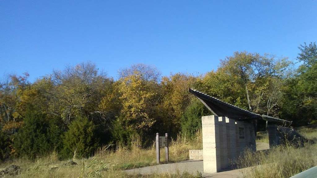 Roth Trailhead | E 1600 Rd, Lawrence, KS 66044, USA