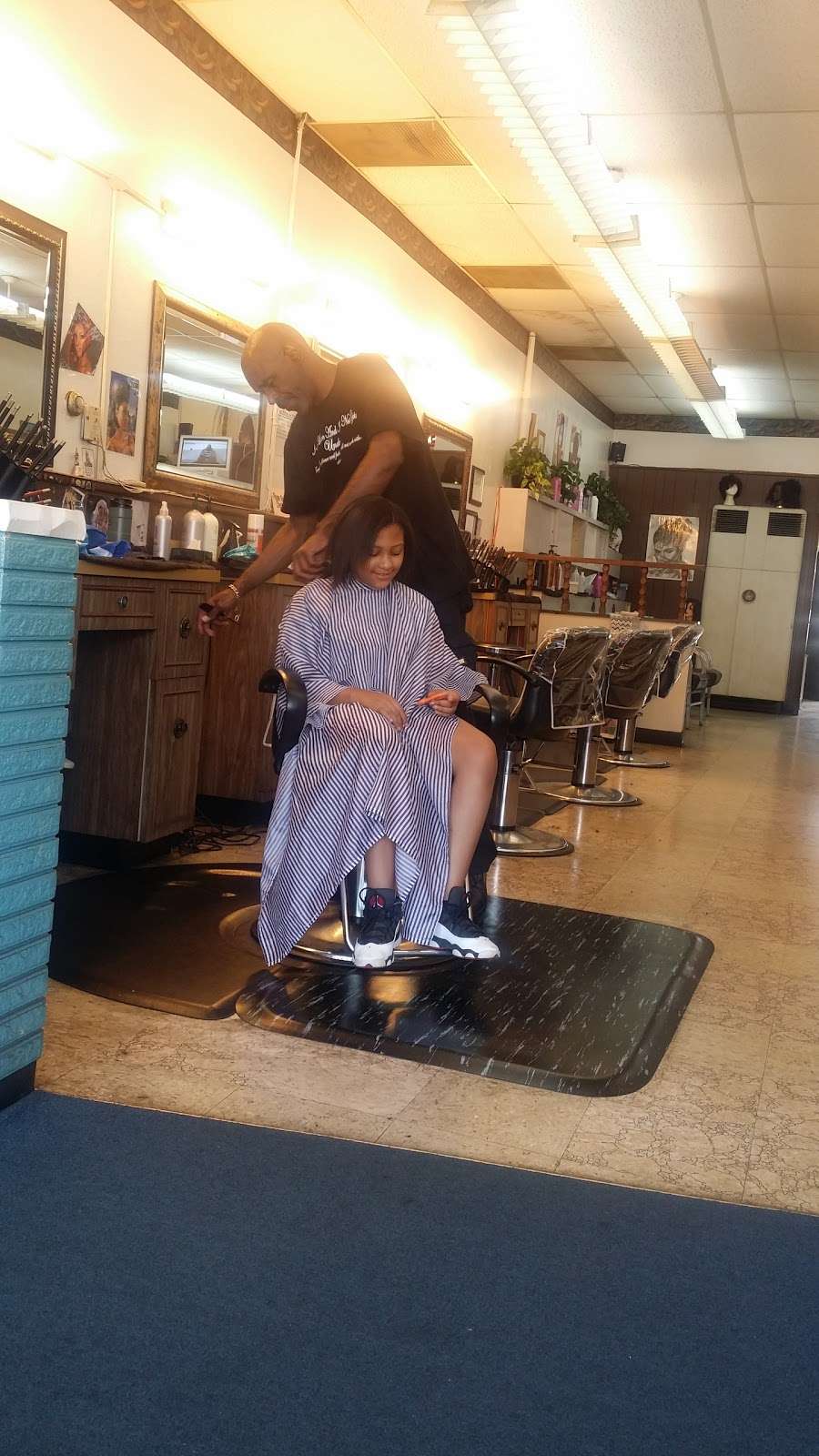 Mr Dexters Hair Salon | 5615 W North Ave, Milwaukee, WI 53208 | Phone: (414) 442-9553