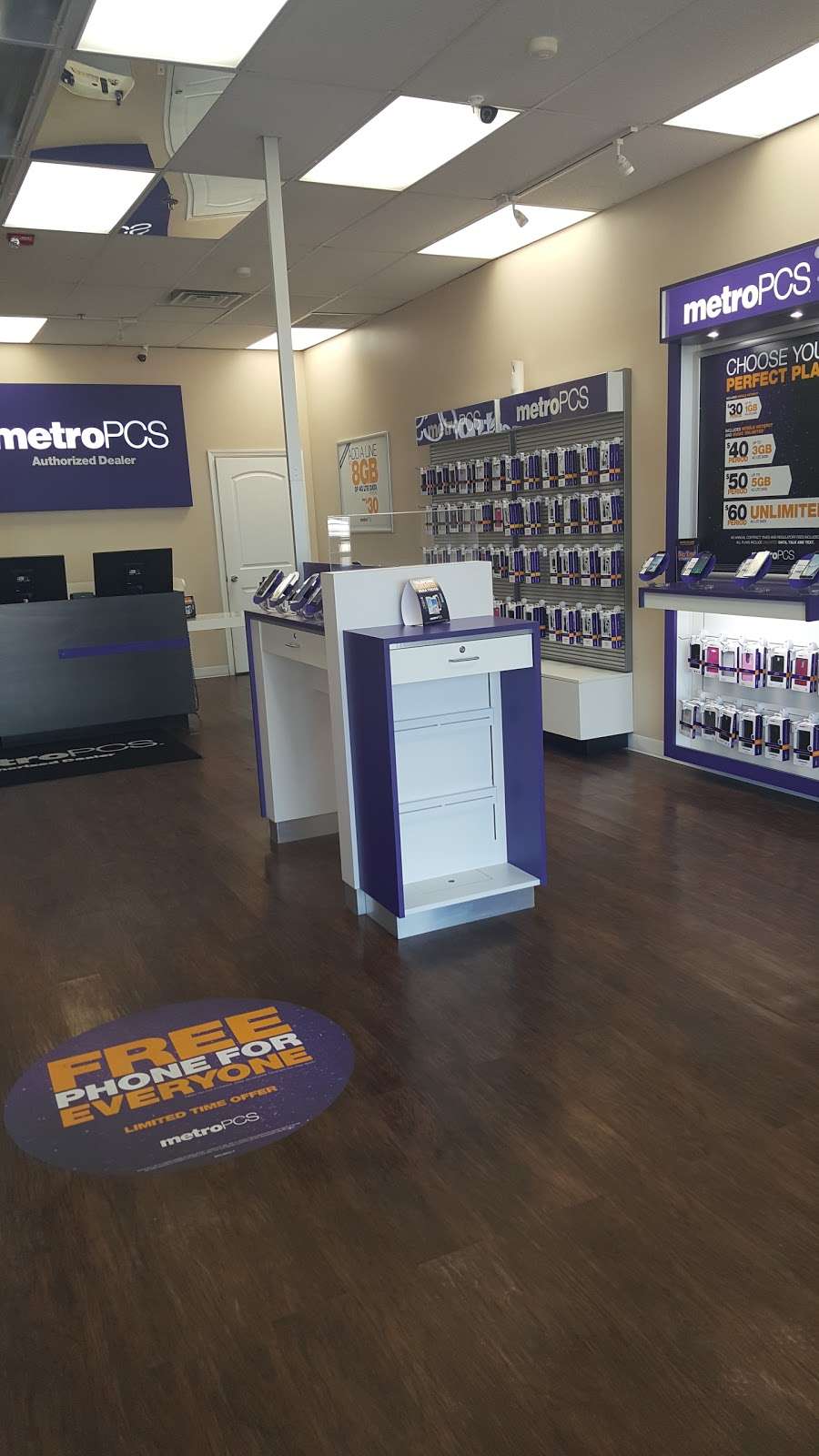 Metro by T-Mobile | 10685 W Indian School Rd Suite B, Avondale, AZ 85392, USA | Phone: (602) 500-9494