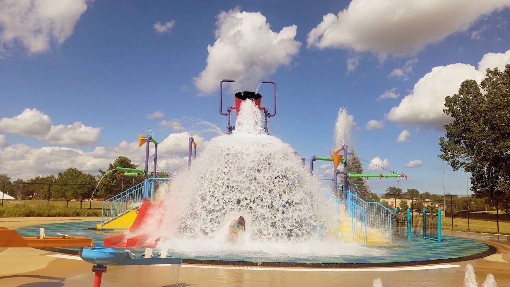 Family Aquatic Center at Heritage Park | 105 Community Blvd, Wheeling, IL 60090, USA | Phone: (847) 465-3333