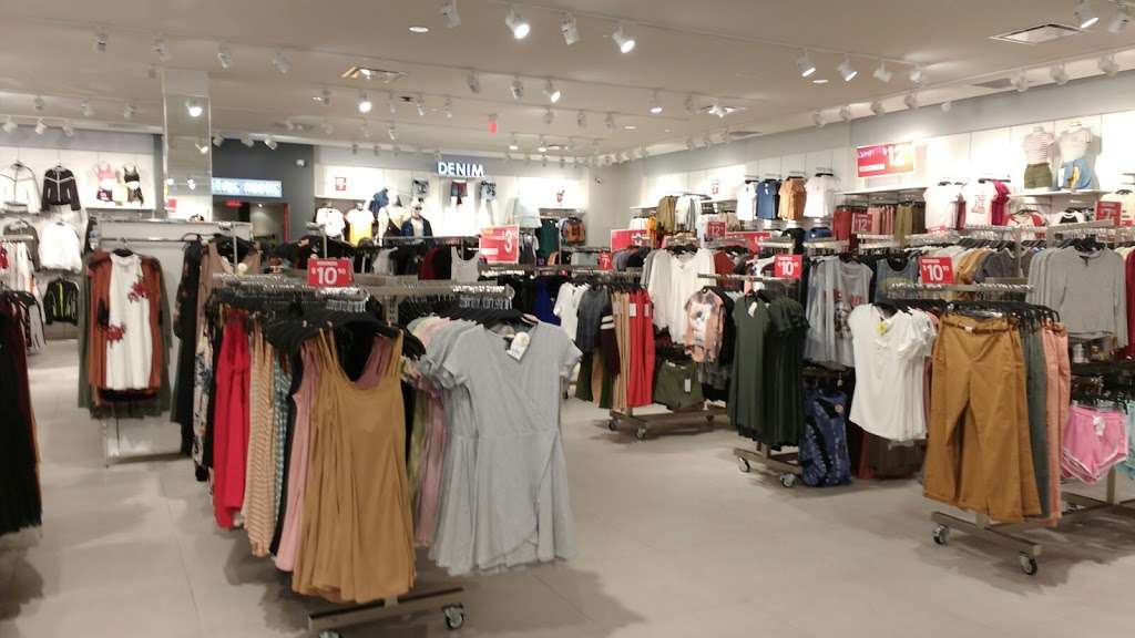 Forever 21 | 1817 Village West Pkwy F101, Kansas City, KS 66111, USA | Phone: (913) 953-3481