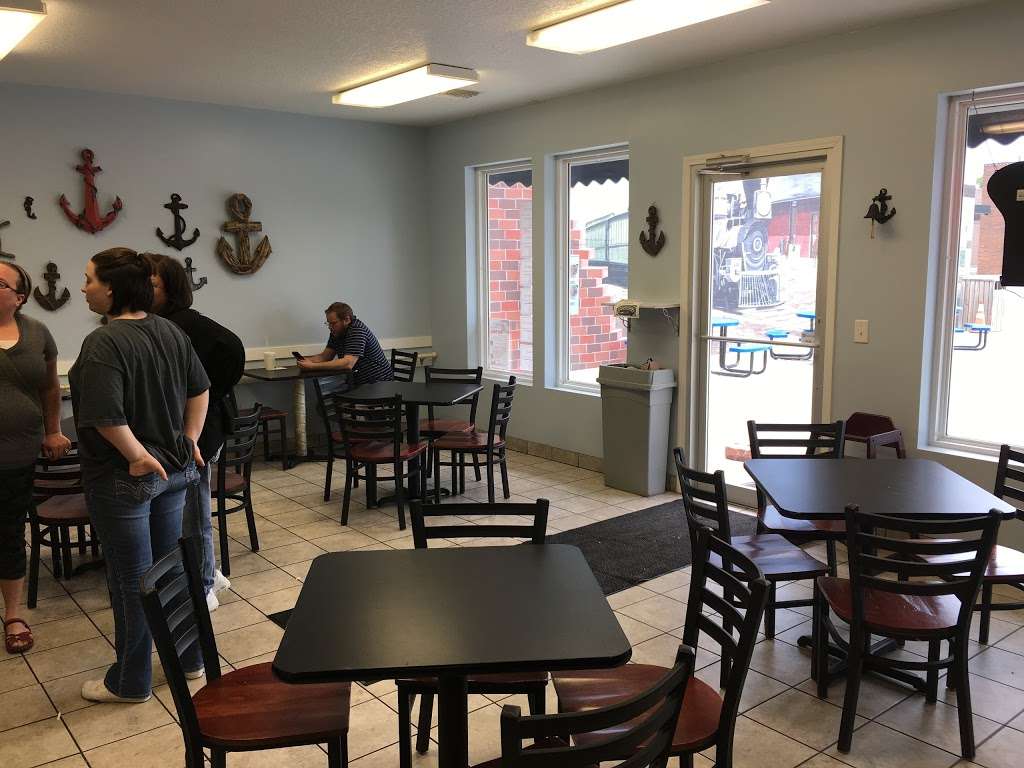 Js Burger Dive | 116 N Davis St, Hamilton, MO 64644, USA | Phone: (816) 583-1133