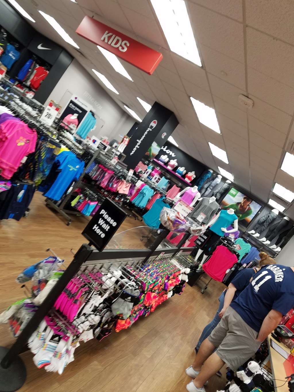 Modells Sporting Goods | West Shore Plaza 1801 South Avenue B, Staten Island, NY 10314, USA | Phone: (718) 698-8900