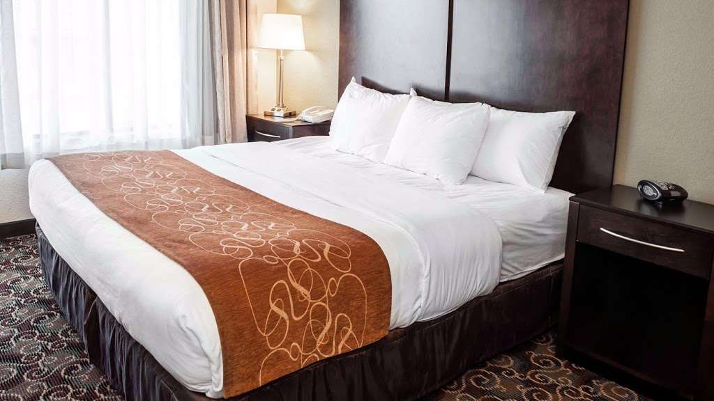 Comfort Suites | 500 W Northfield Dr, Brownsburg, IN 46112, USA | Phone: (317) 852-2000