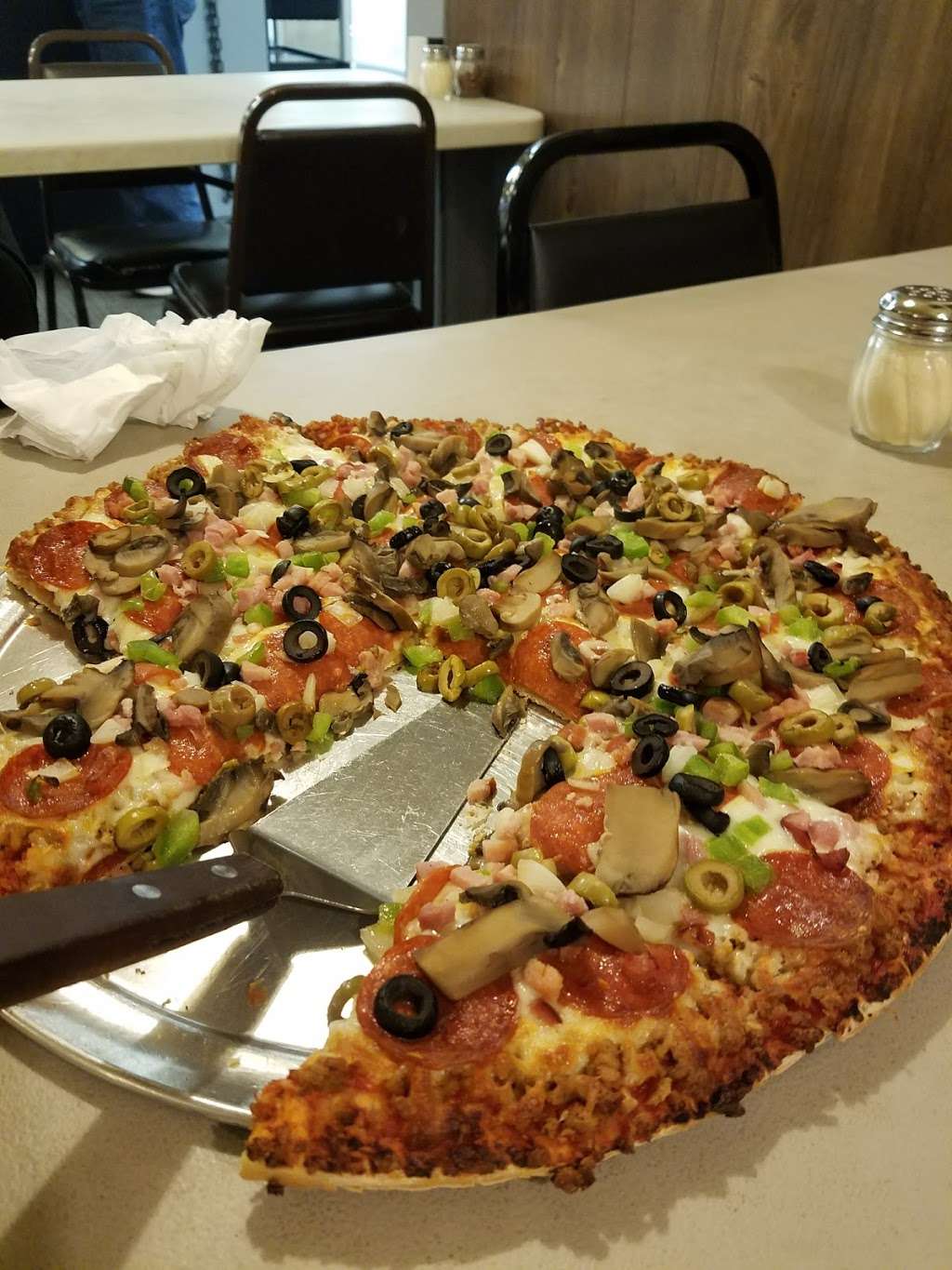 Chuckwagon Pizza | 203 S Washington St, Swayzee, IN 46986 | Phone: (765) 922-7989