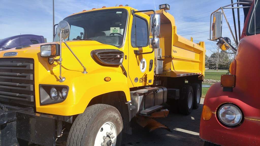 Stoops Freightliner — Quality Trailer | 6105 Columbus Ave, Anderson, IN 46013, USA | Phone: (765) 644-1400