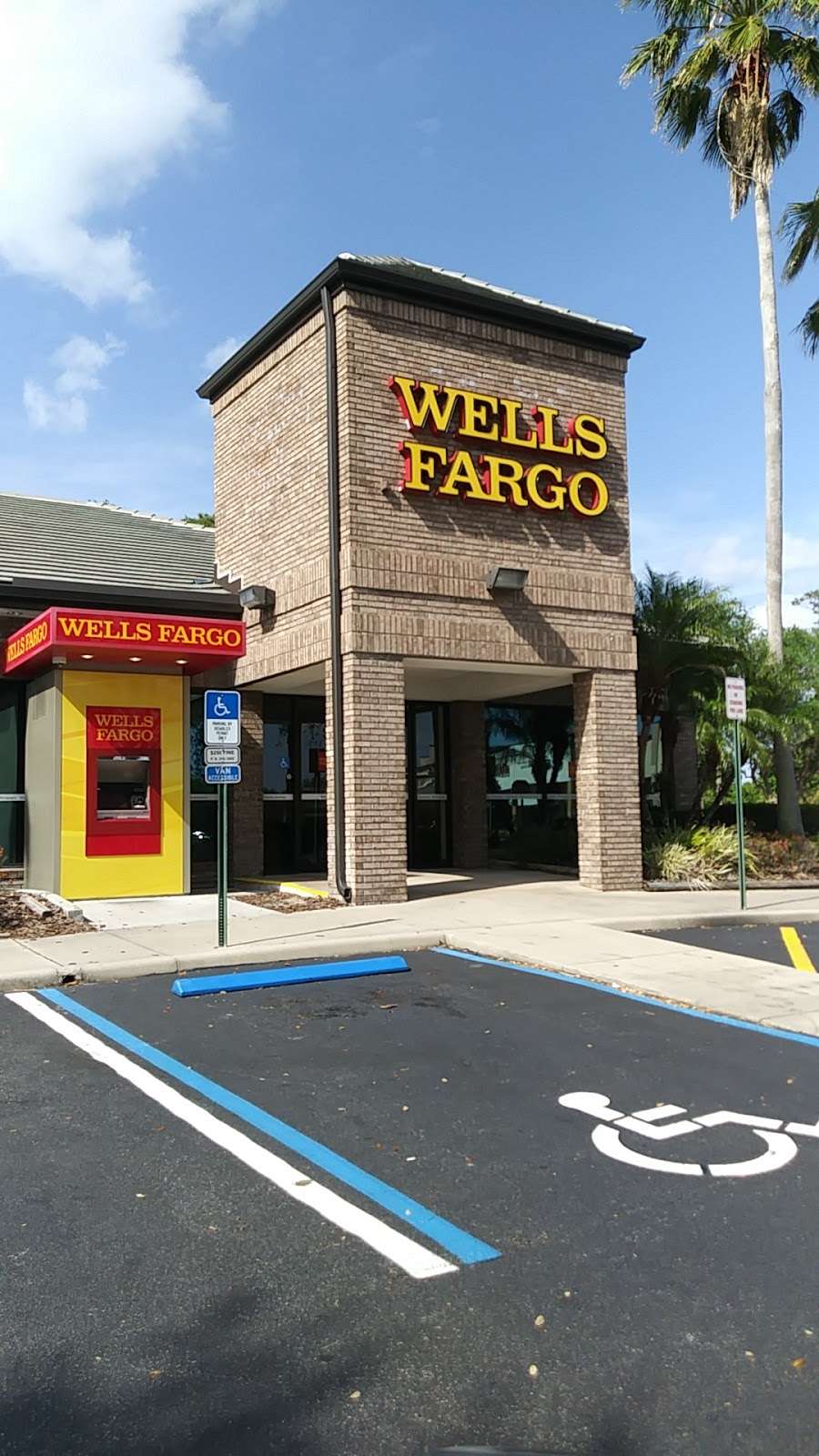 Wells Fargo Bank | 4200 Alafaya Trail, Oviedo, FL 32765 | Phone: (407) 359-5332