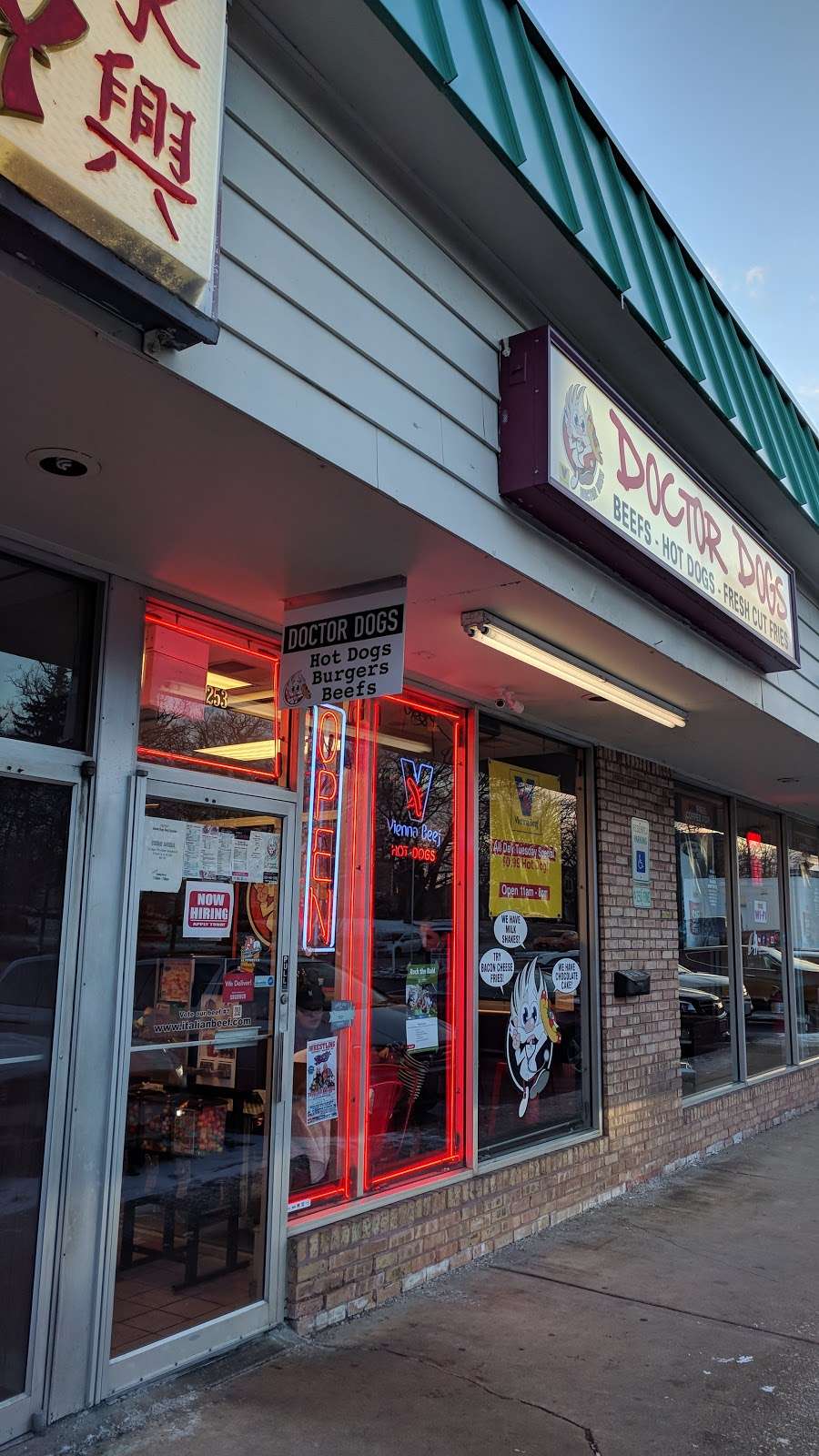 Doctor Dogs | 253 E Irving Park Rd, Roselle, IL 60172, USA | Phone: (630) 980-5200