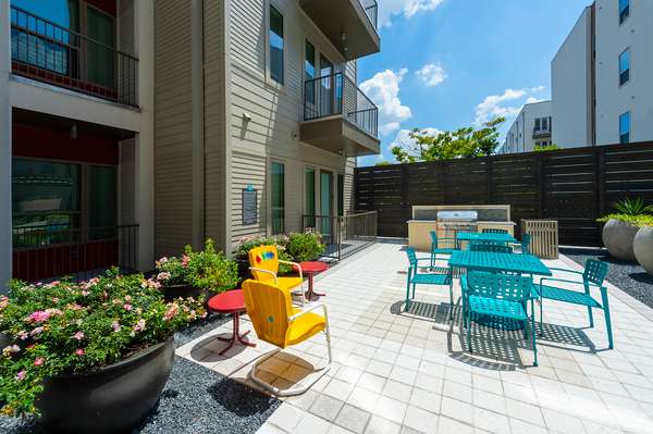 Encore Montrose Apartments | 4508 Graustark St, Houston, TX 77006 | Phone: (713) 647-3111