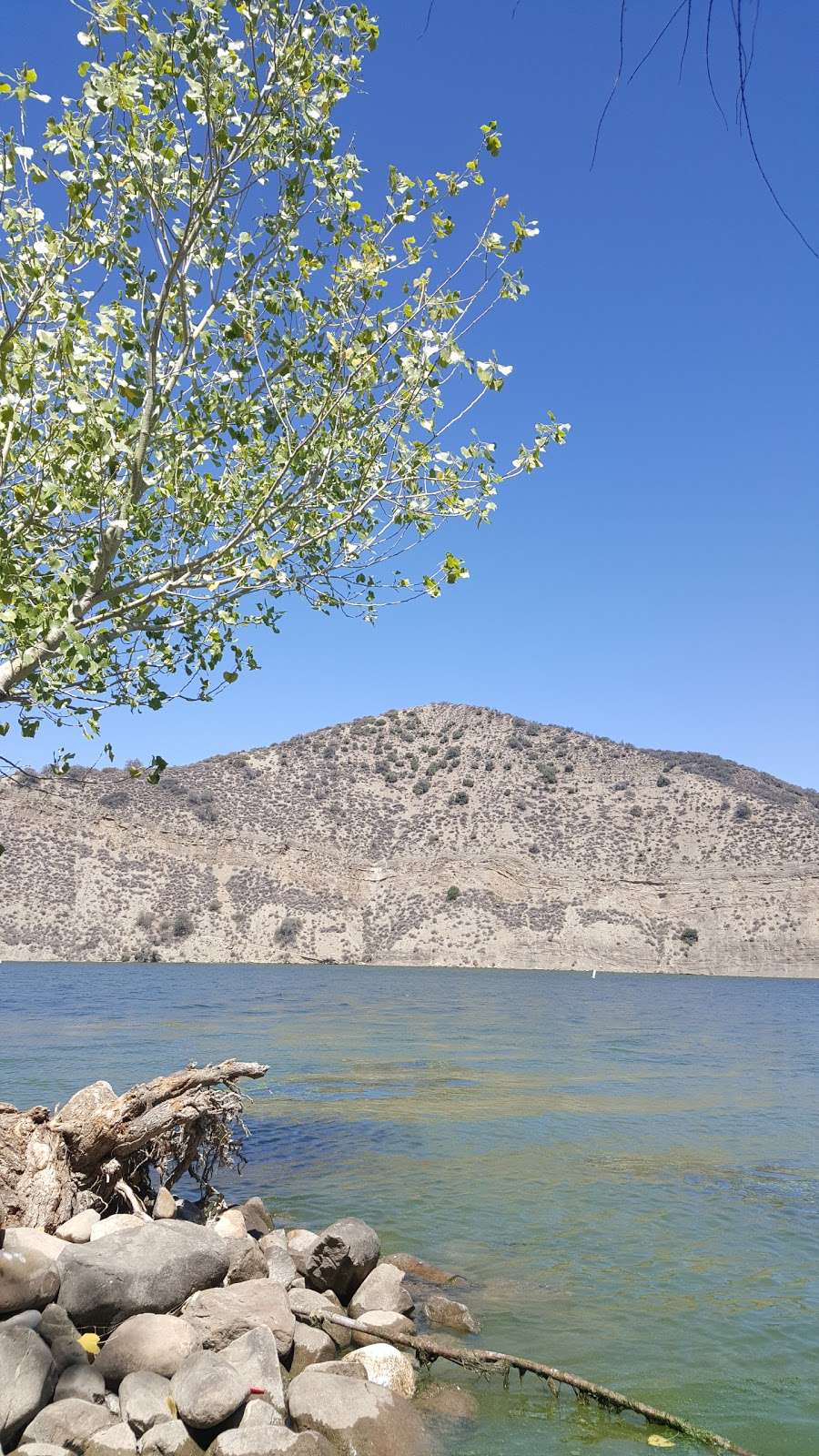 Vaquero Beach At Pyramid Lake | 35800 Camino Del Lago, Castaic, CA 91384, USA | Phone: (661) 295-1102