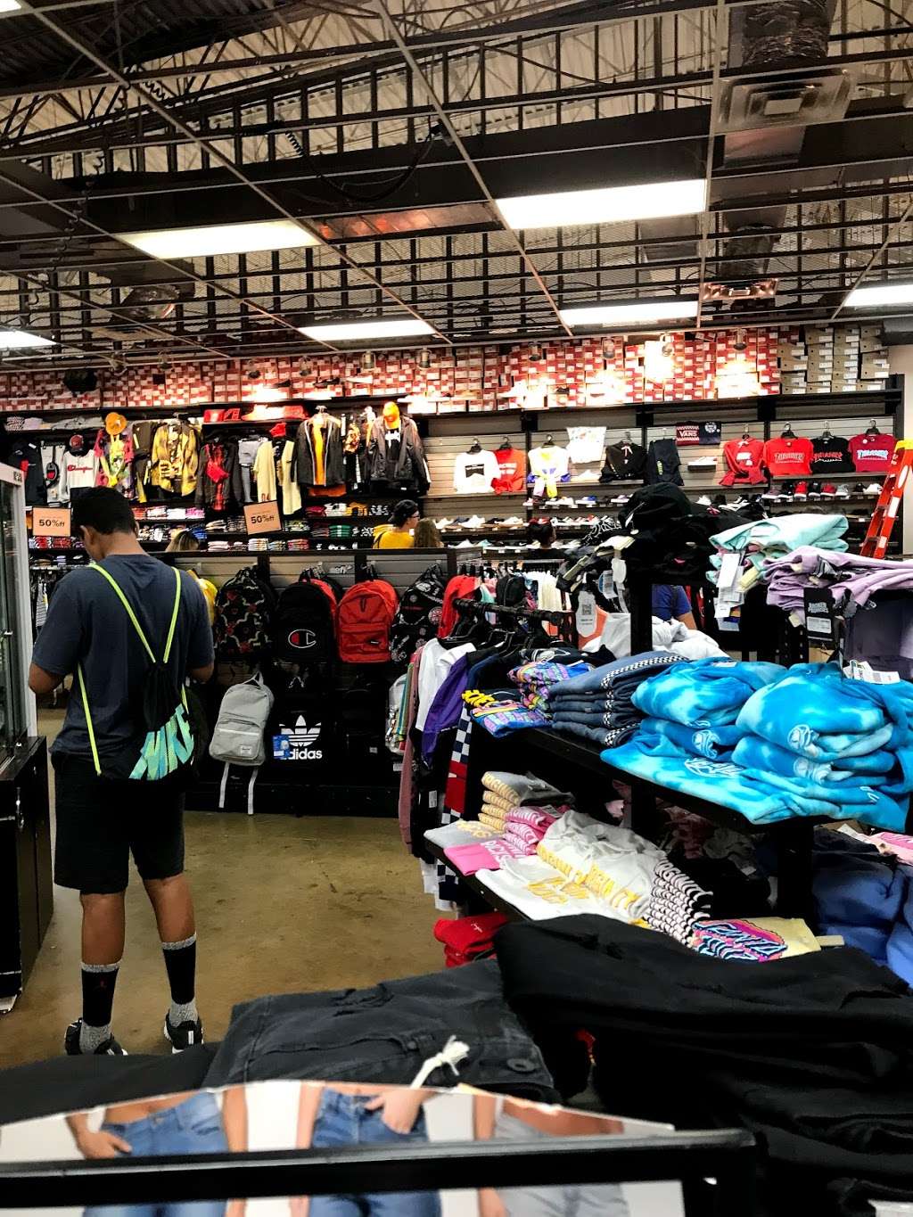 Zumiez | 3000 Grapevine Mills Pkwy #606, Grapevine, TX 76051, USA | Phone: (972) 874-7259