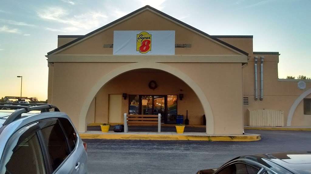 Super 8 by Wyndham Chambersburg I-81 | 3301 Black Gap Rd, Chambersburg, PA 17202, USA | Phone: (717) 977-4288
