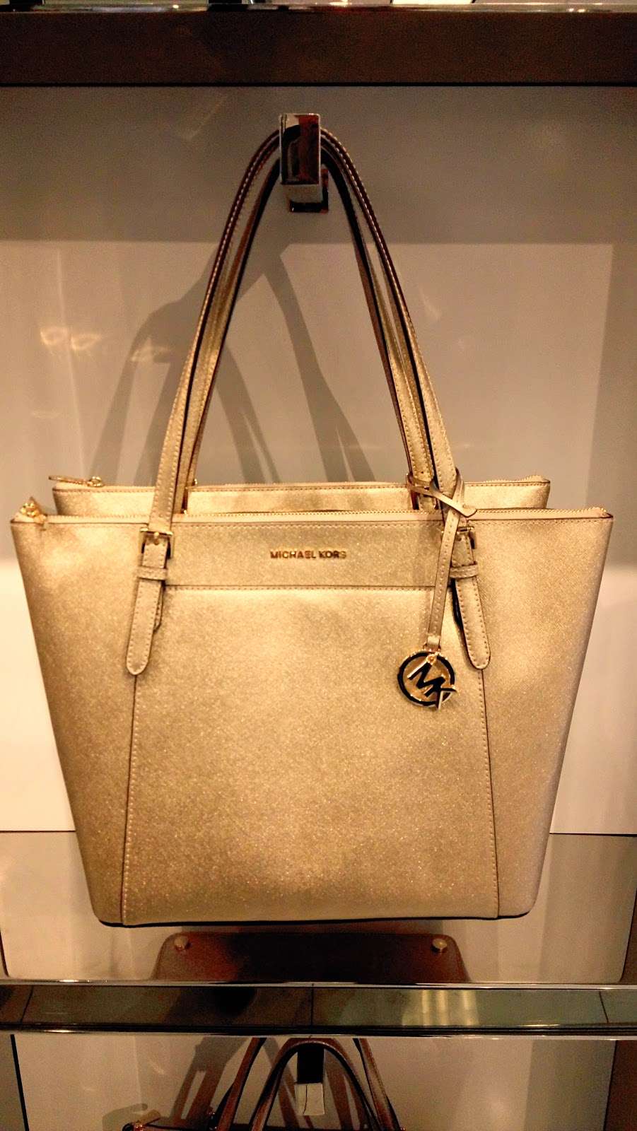 Michael Kors Outlet | 348 Nut Tree Rd #348, Vacaville, CA 95687, USA | Phone: (707) 452-7400