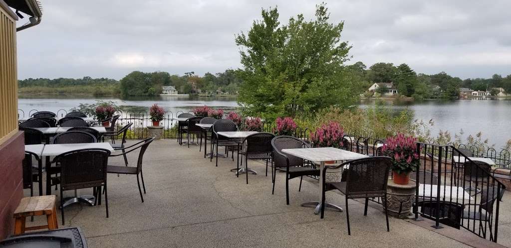 Lake House Restaurant | 611 Taylor Rd, Newfield, NJ 08344, USA | Phone: (856) 694-5700