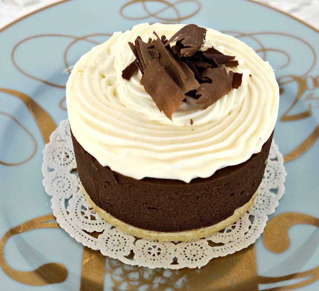 JR Dessert Bakery | 2841 Howard St, Chicago, IL 60645, USA | Phone: (773) 465-6733