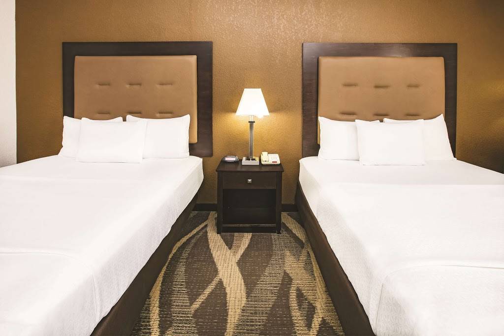 La Quinta Inn & Suites by Wyndham Dallas - Las Colinas | 4225 N MacArthur Blvd, Irving, TX 75038, USA | Phone: (972) 261-4900