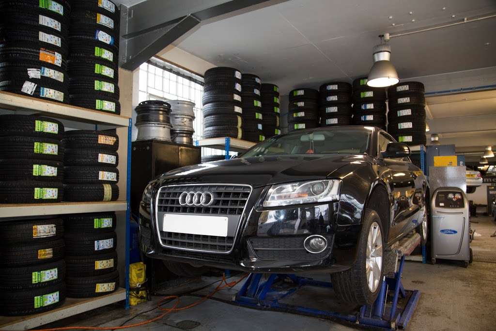 Oakmere Service Centre | High St, Hollies Way, Potters Bar EN6 5BH, UK | Phone: 01707 642481