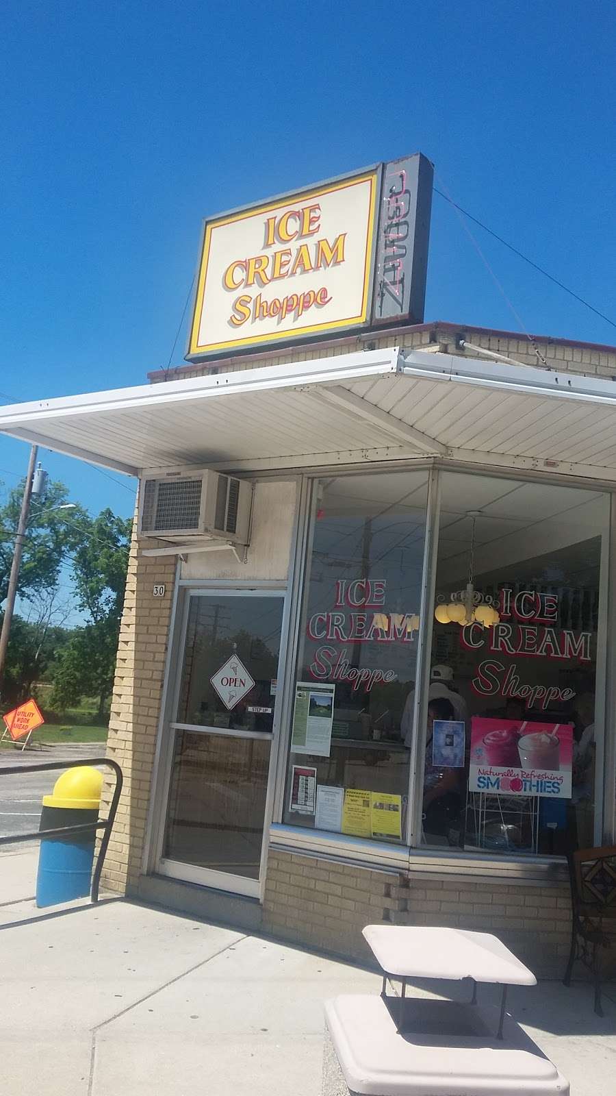 Darien Ice Cream Shoppe | 30 W Beloit St, Darien, WI 53114, USA | Phone: (262) 882-5060