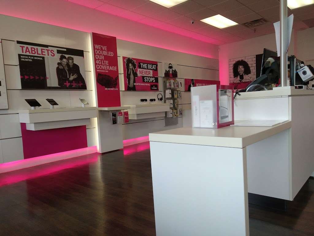 T-Mobile | 6137 Crawfordsville Rd, Indianapolis, IN 46224, USA | Phone: (317) 672-3257