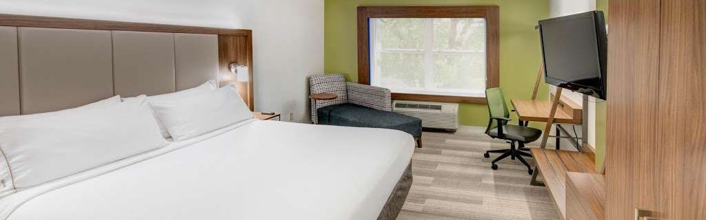 Holiday Inn Express & Suites Woodbridge | 874 US-1, Avenel, NJ 07001, USA | Phone: (732) 726-1900