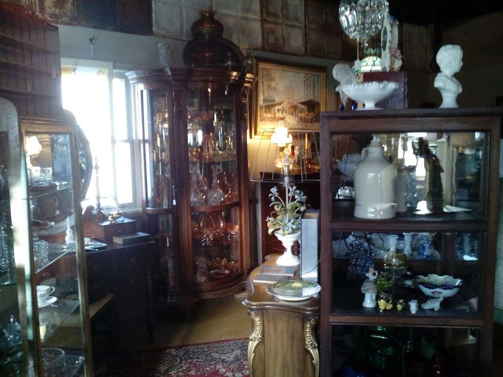 Clementines Antiques | 108 E Madison St, Kirklin, IN 46050, USA | Phone: (765) 427-1222