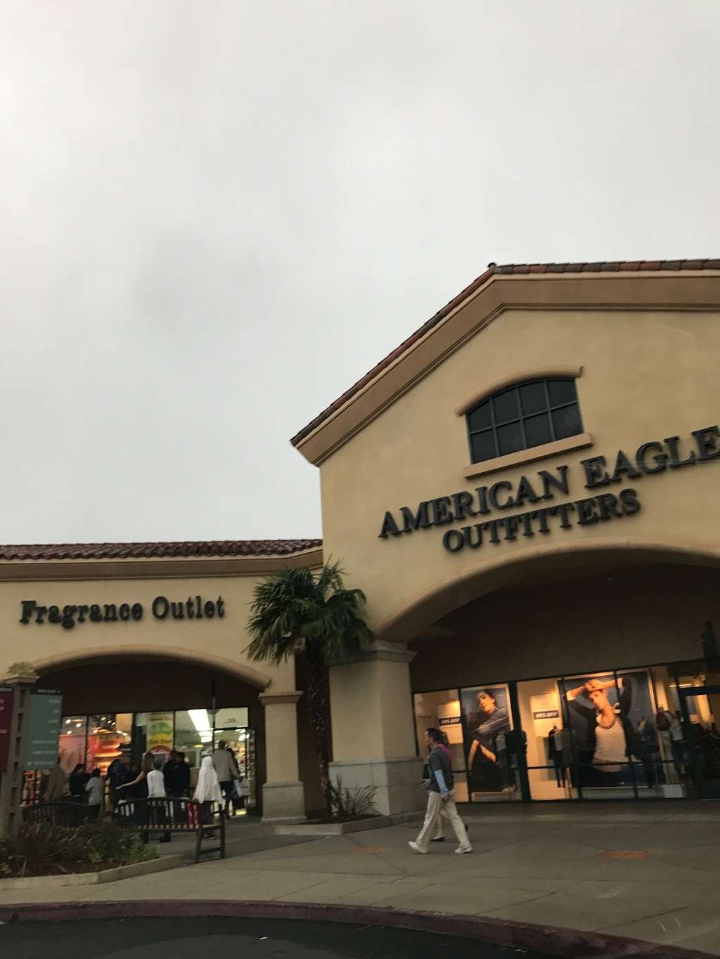 AEO Factory & Aerie Store | 690 Ventura Blvd Suite 112, Camarillo, CA 93010, USA | Phone: (805) 383-6215